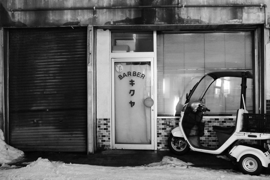 繁華街の中に一つ幅をきかせる古き床屋