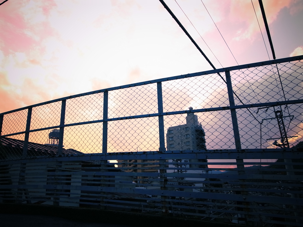 線路の上を渡る