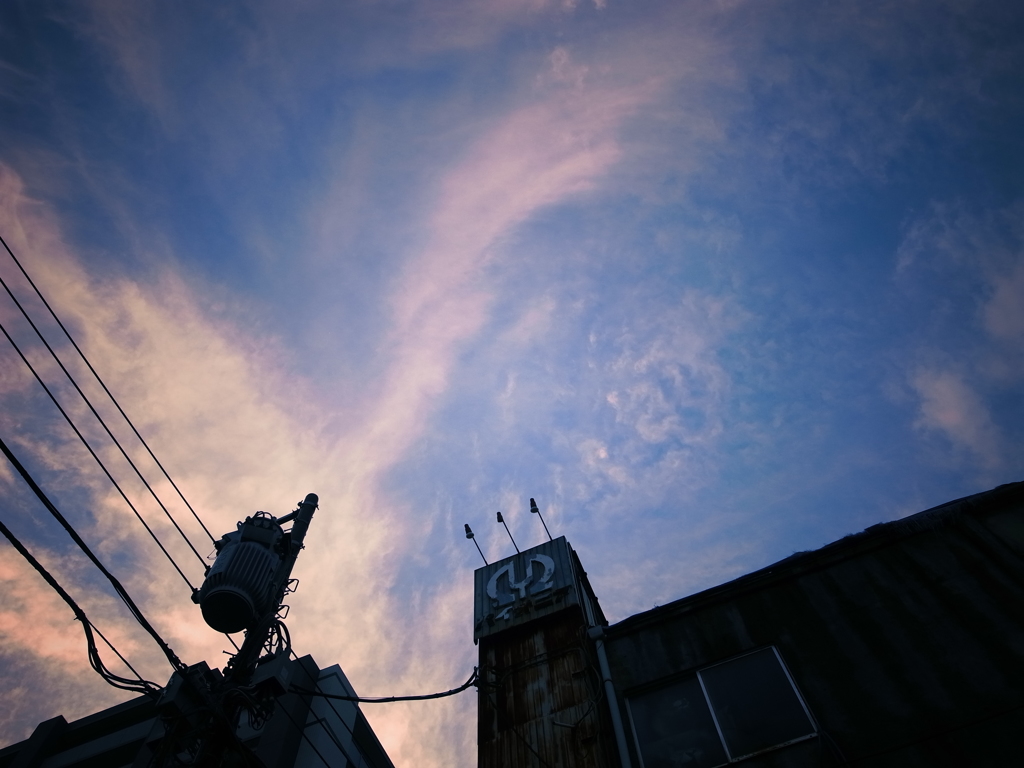 雑居ビルと空と・・・2