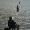本栖湖にて、釣り人直列