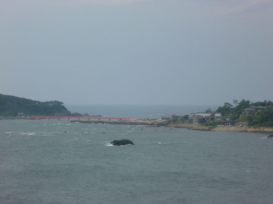 島と橋が見える
