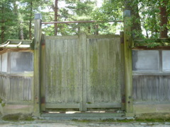 大きな木の門扉
