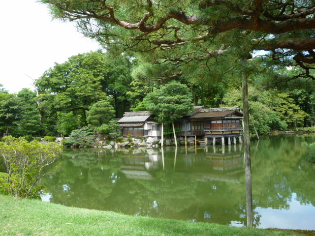 池の向こうに家屋