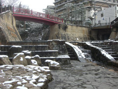 階段と赤い橋