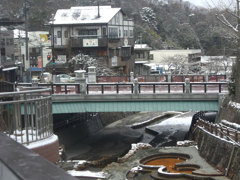 まっすぐな橋と雪