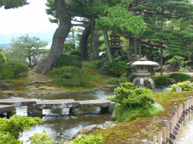 川と石の橋