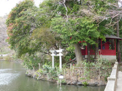 川と神社