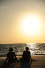 白浜の夕日に。