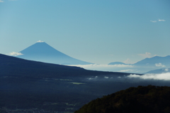 遠くから富士山。