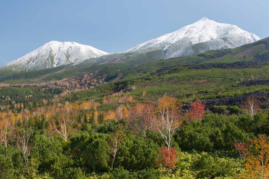 雪を抱きし十勝岳連峰