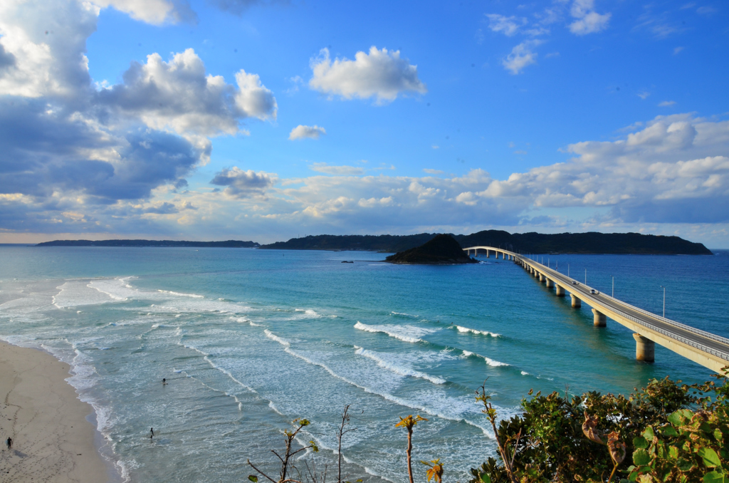 角島大橋と海と空