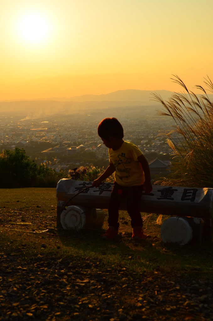 夕日と少年