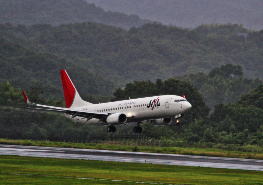 雨の高松空港にて