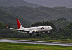 雨の高松空港にて