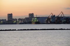夕暮れの千葉港