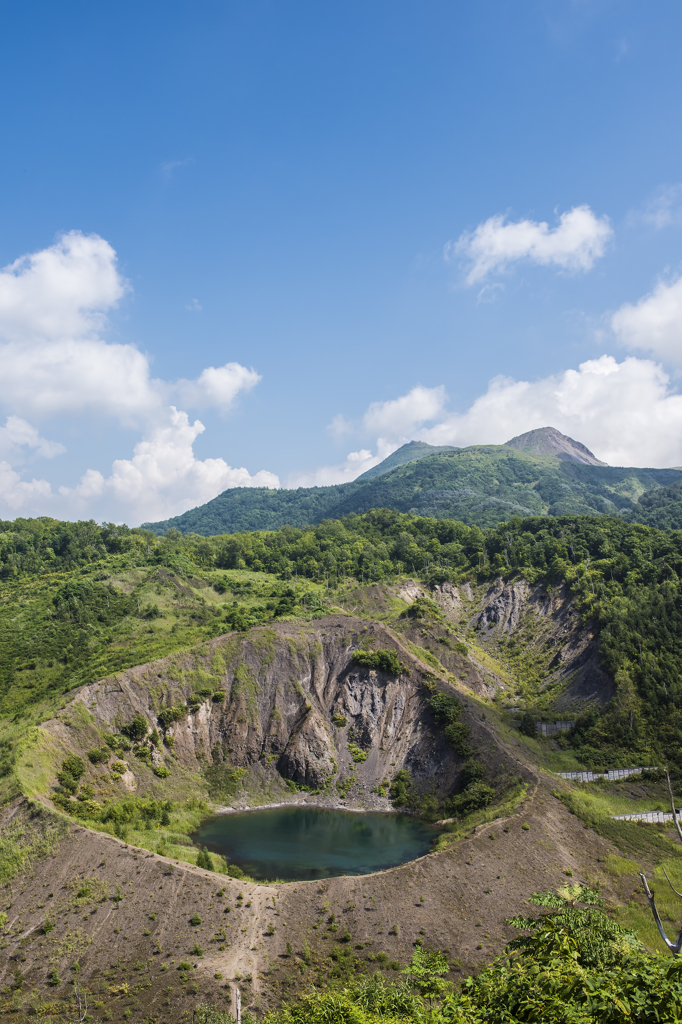 金毘羅火口から有珠山を望む