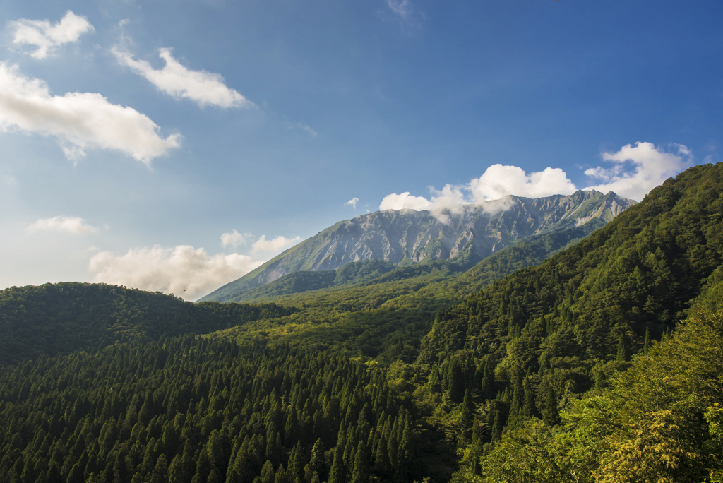 鍵掛峠から大山を望む