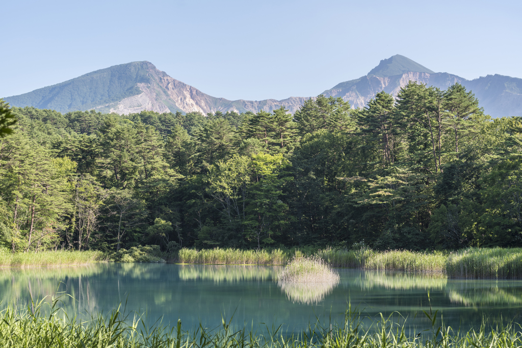 瑠璃沼から磐梯山を望む