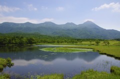 湖に浮かぶ山波