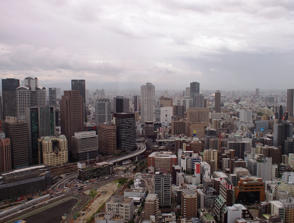 梅田スカイビル空中庭園  大阪ビル群