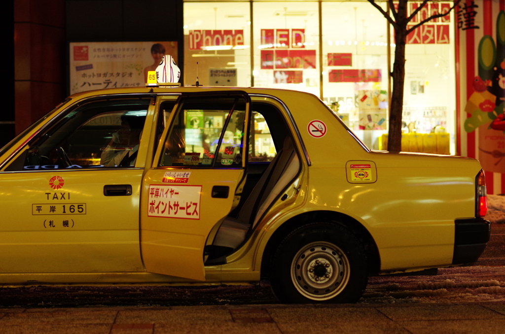 忘年会帰りを待つタクシー