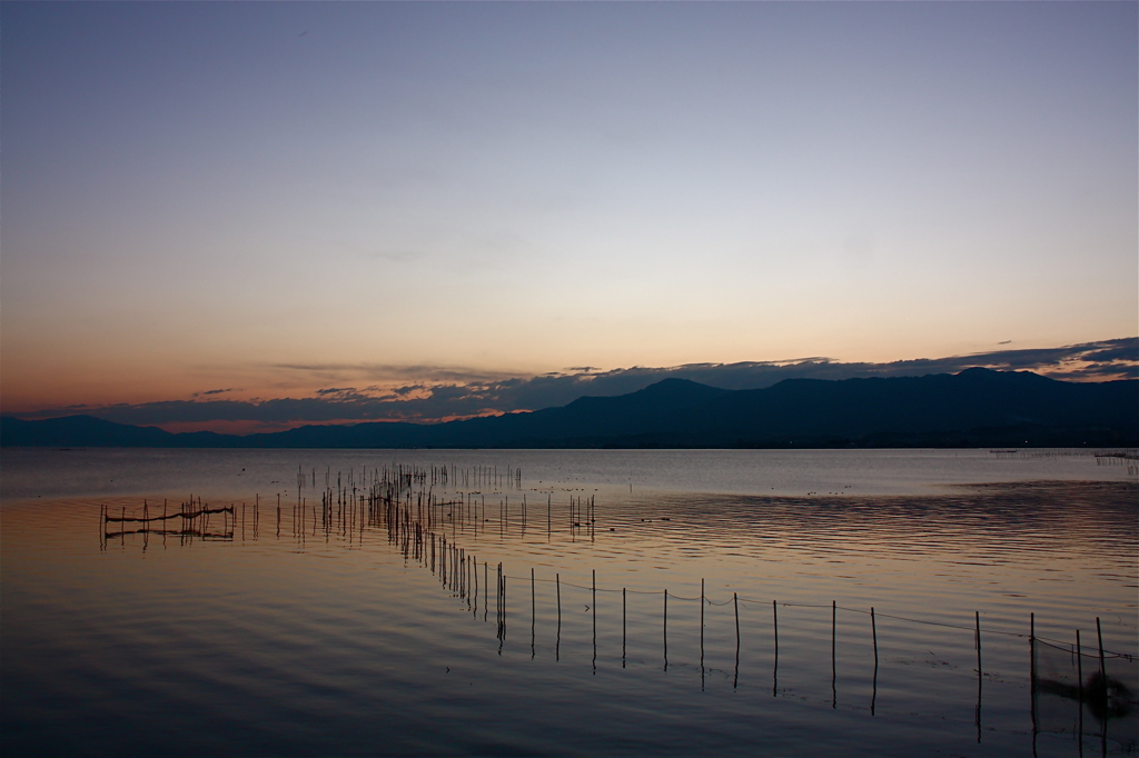 穏やかな夕暮れの琵琶湖