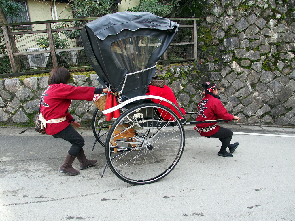 人力車女子の懸命なブレーキ