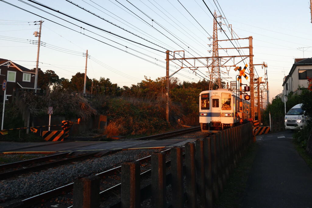 夕暮れ時の私鉄電車—1