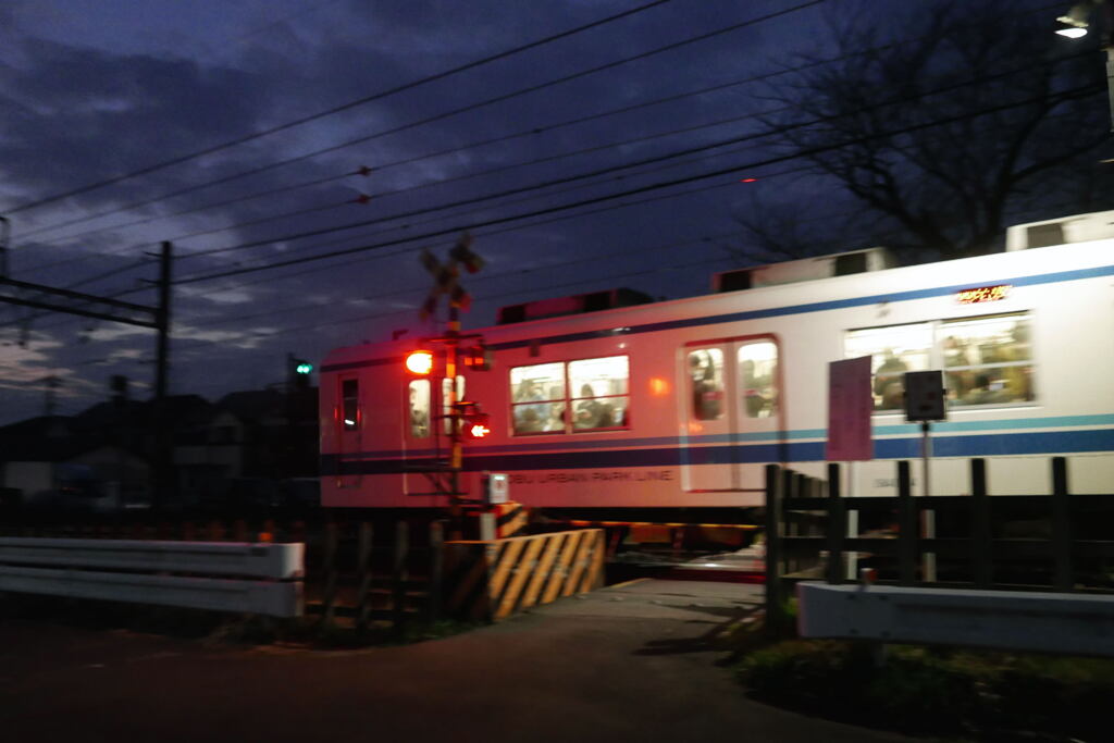  帰りを急ぐ電車 ー1