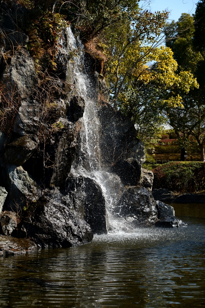 小さな滝と虹ー1