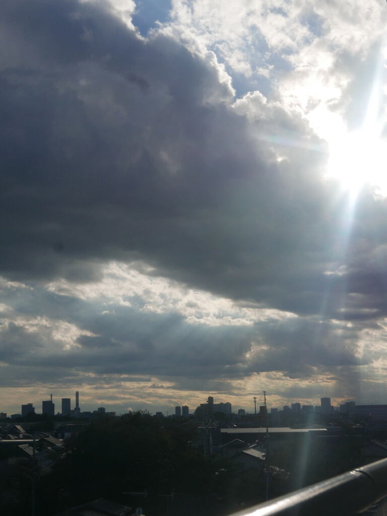 雲間から秋陽射しー1