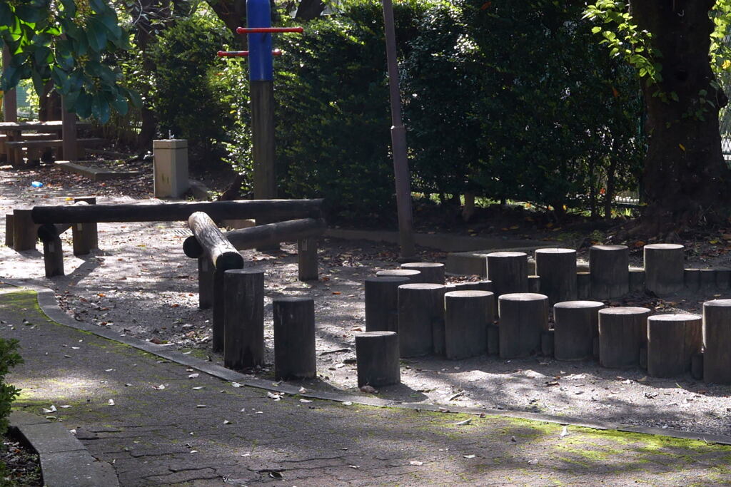 木組みの温もり 小公園で ―1