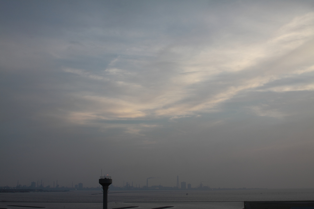 給水塔越しの東京湾