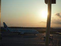 沖縄空港の夕陽