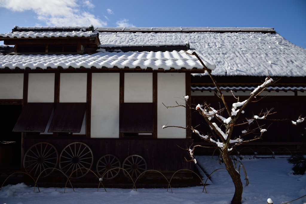 雪の古民家