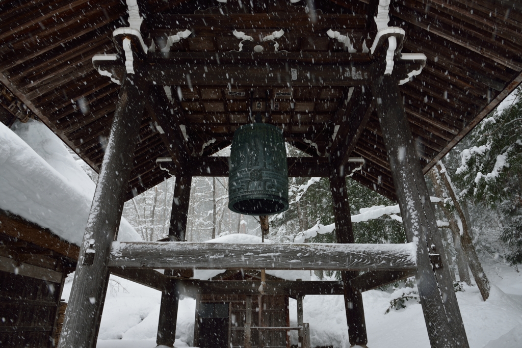 鐘撞堂に雪が降る