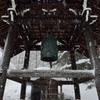 鐘撞堂に雪が降る