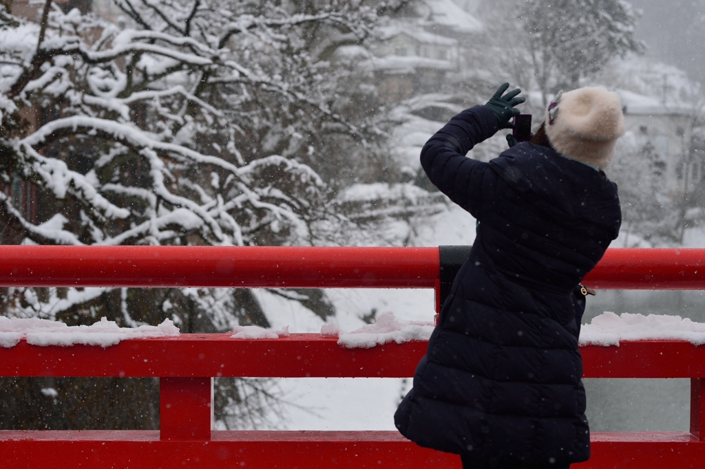 高山を撮る女性