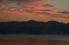 朝焼の湖