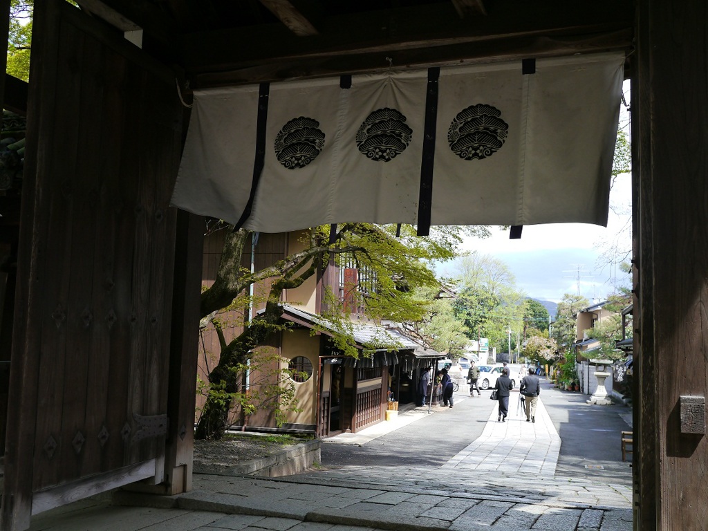 門をくぐるとそこは...