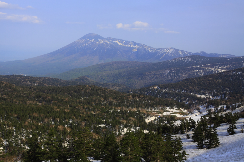 残雪の八幡平と岩手山