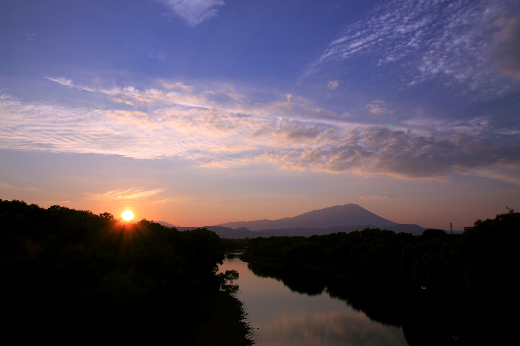 岩手山と雫石川