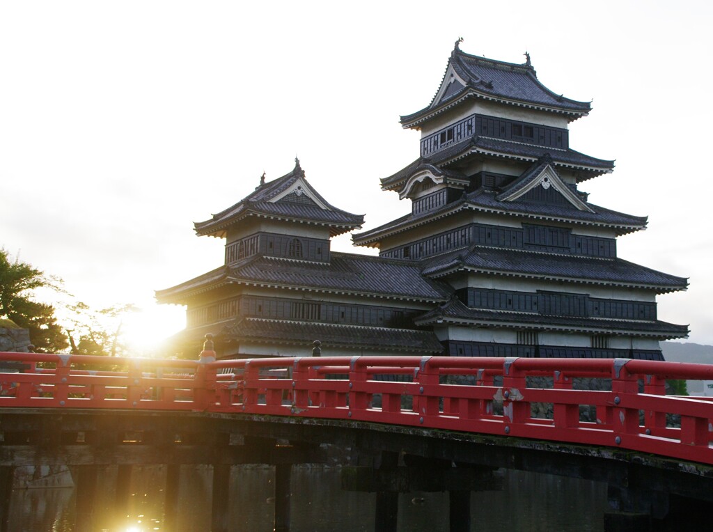 朝日宿る松本城