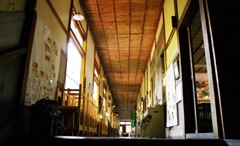 廊下にて佇む　旧木沢学校