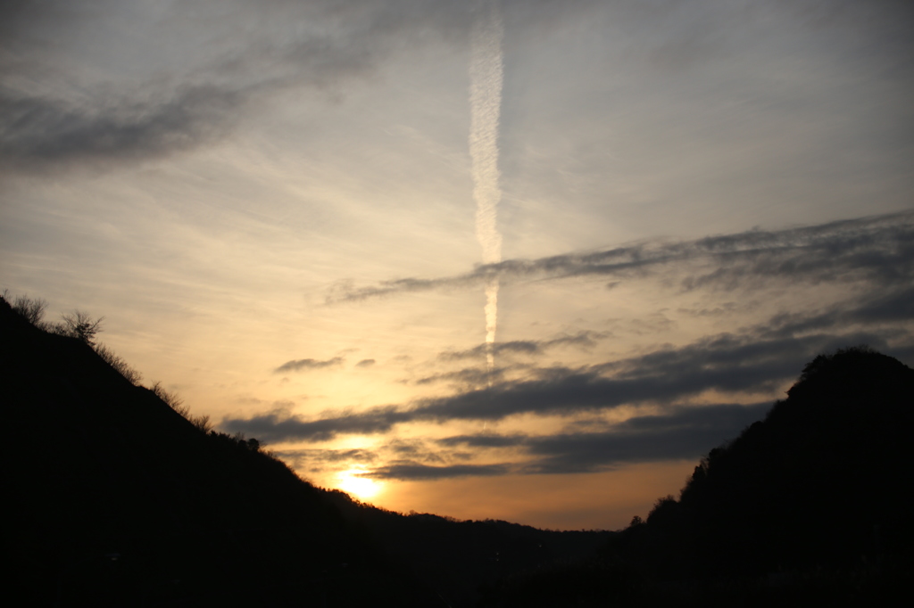 飛行機雲と夕焼け