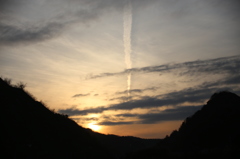 飛行機雲と夕焼け