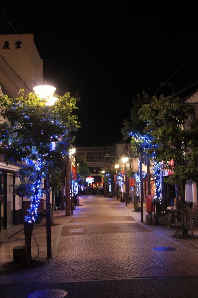 ライトアップの街角