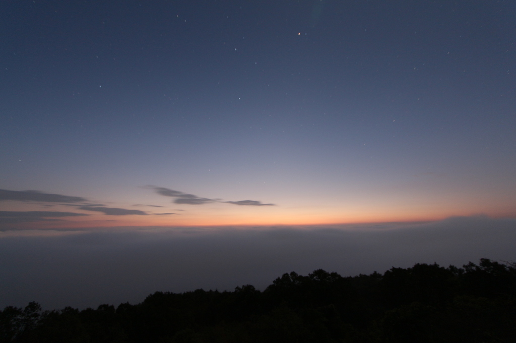 日の出前の雲海３