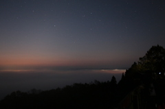 早朝の雲海と星空