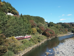 渓谷のトロッコ。